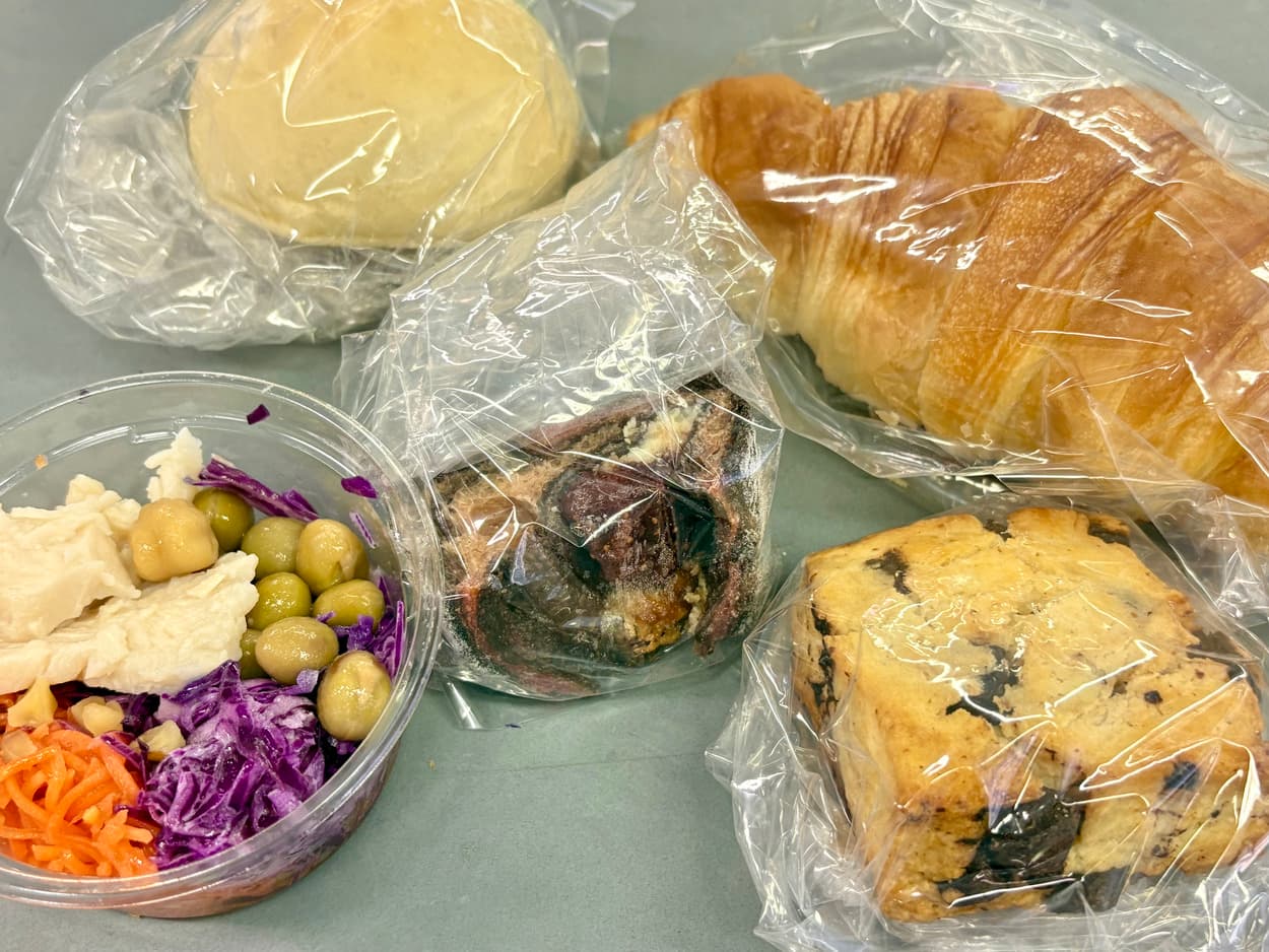 完売寸前にゲット（泣）圧倒的にお得【大人気パン屋】「驚愕！こんなに入って800円」「正直教えたくない」