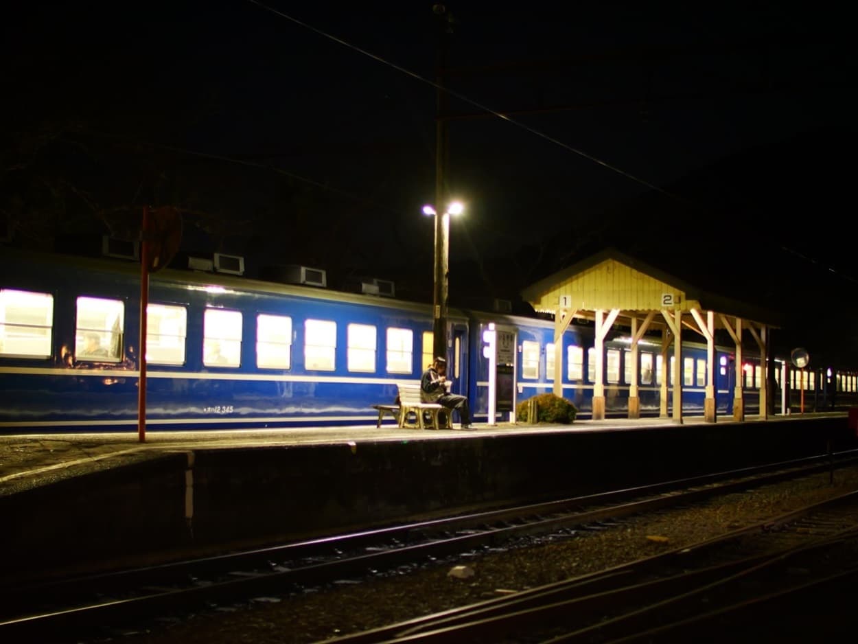 エモさ爆発！一夜限りの激レア夜行列車【大井川鐵道】「乗り鉄歓喜！ボックス席独り占め（泣）」「Z世代にも刺さりまくり」最高に贅沢な鉄道旅