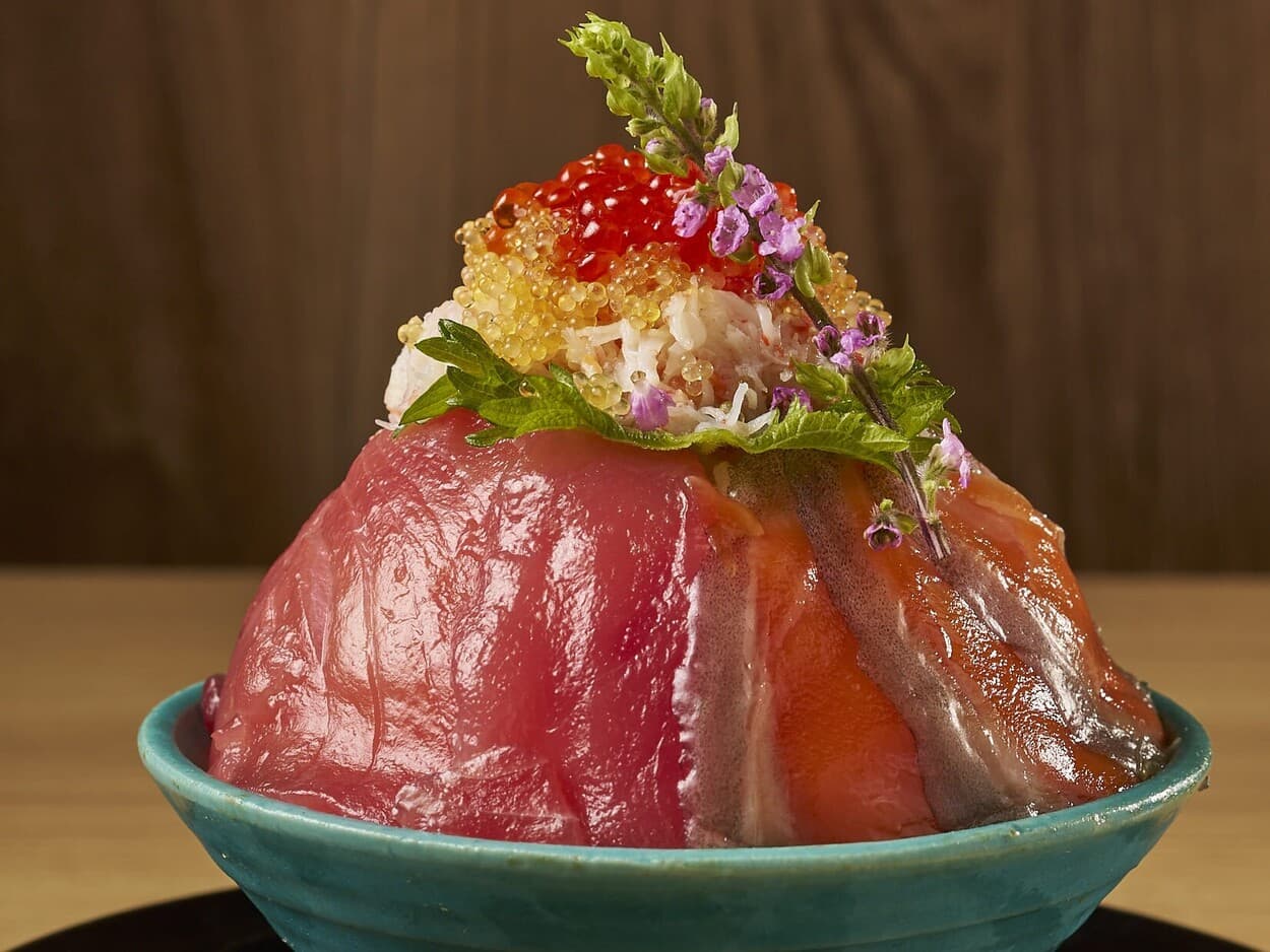 行列店の本気がヤバい！わずか10日間限定【熱海新名物】衝撃！てっぺん超えの豪華丼「大満足間違いなし」GWに絶対食べたいグルメ