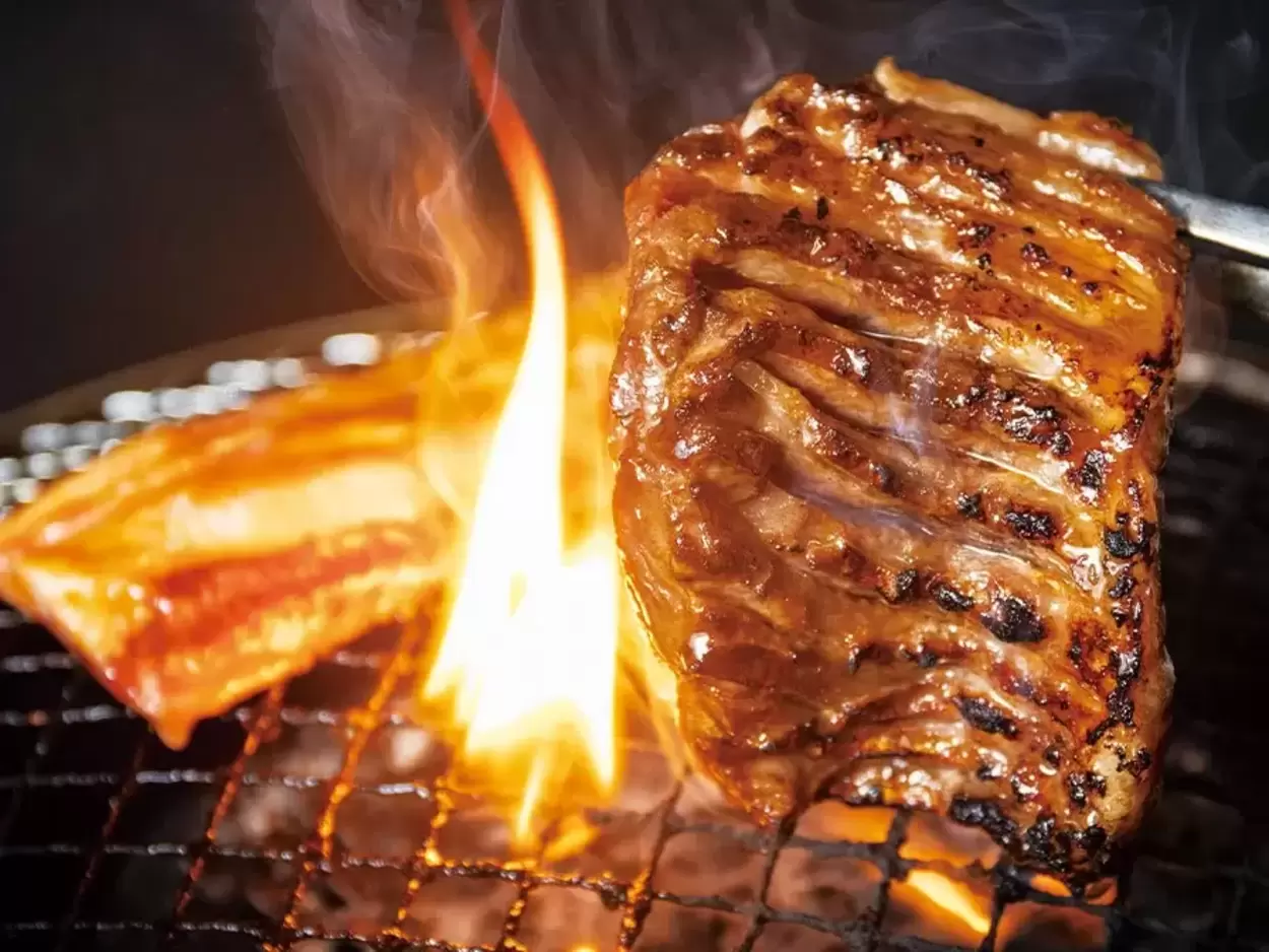 今だけ何度でも無限おかわり！【焼肉食べ放題】「カツオに町中華も」「小学生999円って神！」県内1店舗だけ（泣）