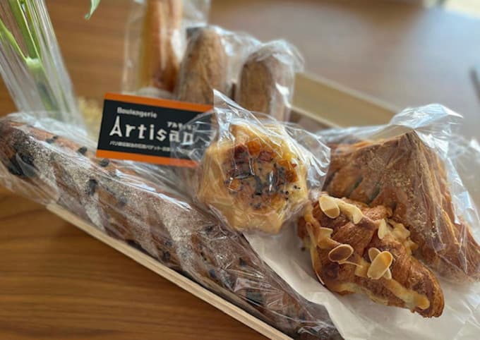 浜松パン好きママが絶賛【アルティザン】「100種類から選び放題」「クロワッサンが激ウマ」浜松が誇る絶品パン屋